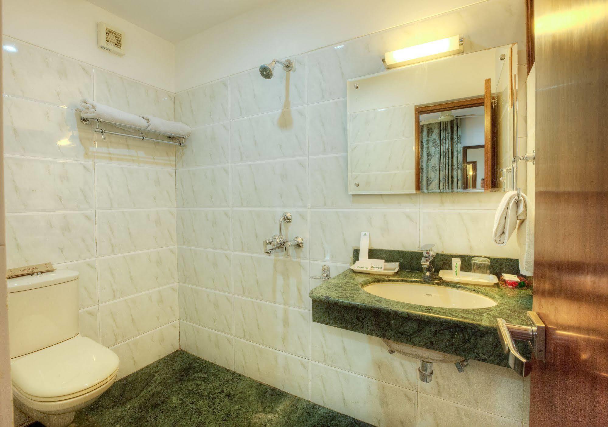 Mint Hotel Чандигарх Экстерьер фото