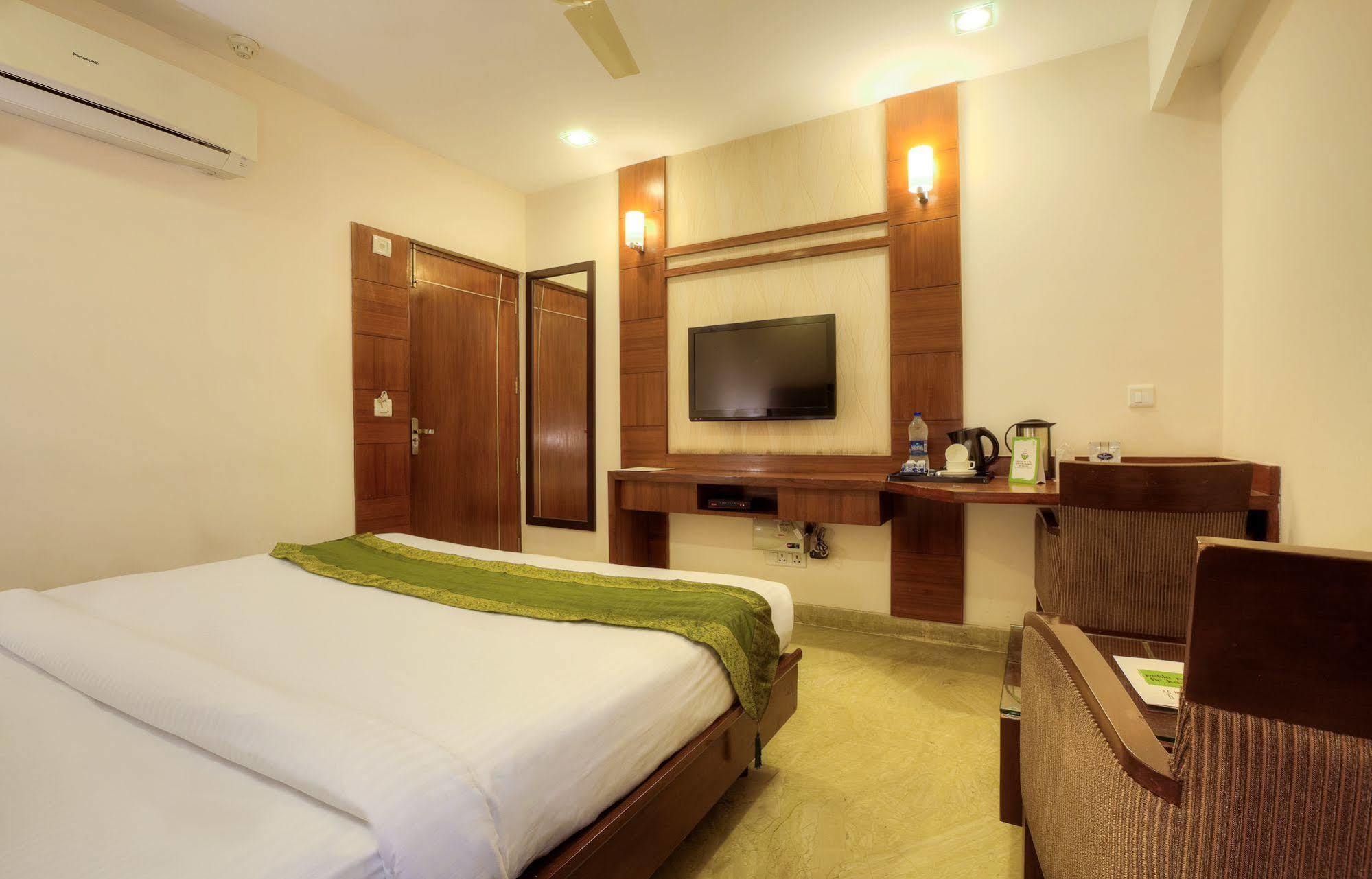 Mint Hotel Чандигарх Экстерьер фото
