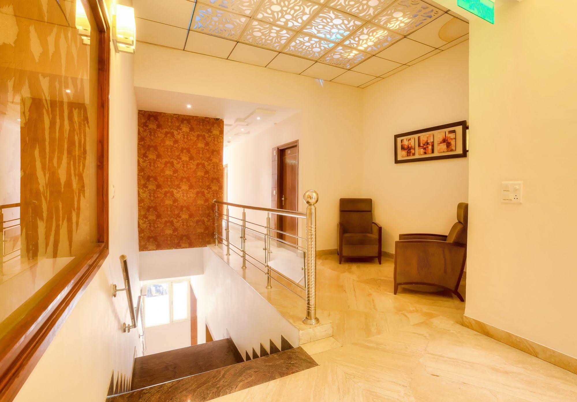 Mint Hotel Чандигарх Экстерьер фото